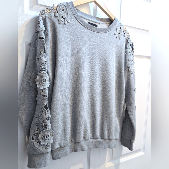 Mercer & Madison Grey Floral Crochet Sleeve Sweatshirt Top. S. HP! - Picture 2 of 13